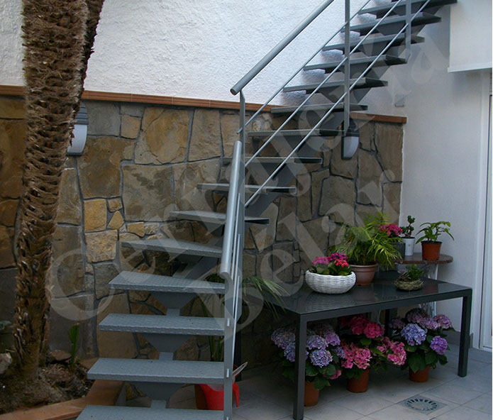 Escalera montada en San Boi de Llobregat, El Prat de Llobregat, Barcelona, Cornellá, Hospitalet... 