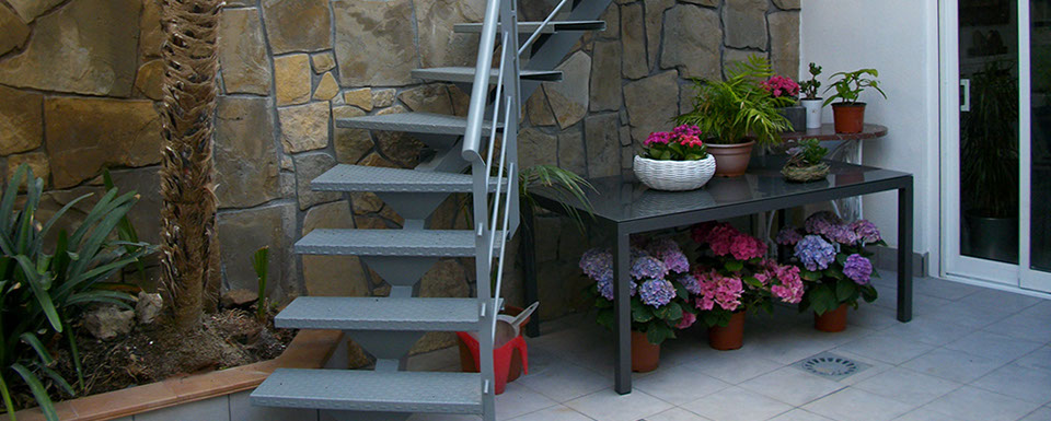 Escalera montada en San Boi de Llobregat, El Prat de Llobregat, Barcelona, Cornellá, Hospitalet... 