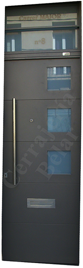 Puerta de Comunidad modelo Major instalada en el Prat de Llobregat