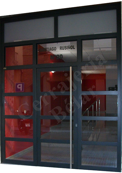 Puerta de Comunidad modelo Rusiñol instalada en el Prat de Llobregat