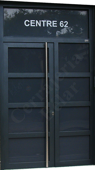 Puerta de Comunidad modelo Rusiñol instalada en el Prat de Llobregat