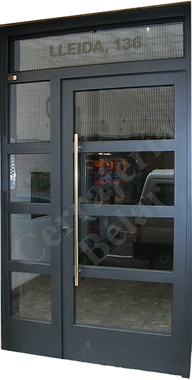 Puerta de Comunidad modelo Rusiñol instalada en el Prat de Llobregat