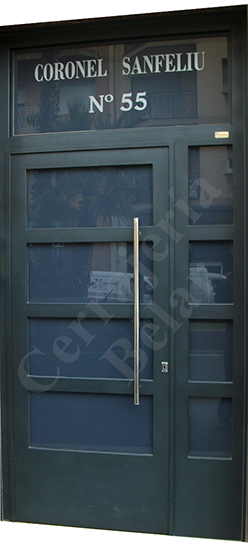 Puerta de Comunidad modelo Rusiñol instalada en el Prat de Llobregat